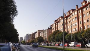Golpea a su expareja con una barra de hierro en Gijón y la amenaza 