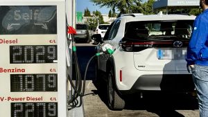 Il prezzo della benzina sale, quello del diesel è stabile. L’effetto dei nuovi tagli differenziati alle accise sul carburante