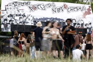 Troisième jour de free party près de Bourges contre la politique répressive de l’État, Laurent Nuñez se rend sur place