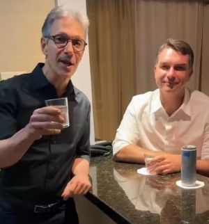 Zema põe criança no balcão da eleição