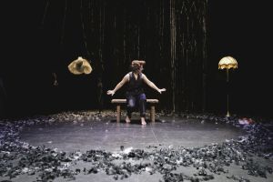 « La vie rêvée » de Kelly Rivière : pourquoi il faut aller voir ce seule-en-scène brillant de tendresse et de poésie