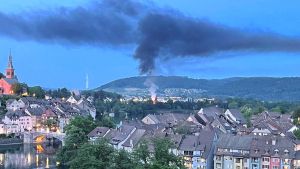 Hohe Rauchsäule über Laufenburg – Edeka-Markt wird evakuiert, Kinder aus einem Auto gerettet
