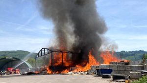 Großbrand auf Kreismülldeponie Lachengraben: Das Feuer tobt gefährlich nah am Wald
