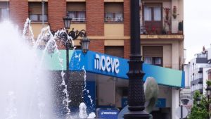 Hiere a un empleado y a una clienta tras ser descubierto robando en una gasolinera de Oviedo