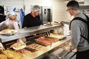 « Nous n’aurons pas à manger pour tout le monde » : pourquoi le repas Crous à 1 euro pour tous pourrait créer plus de précarité