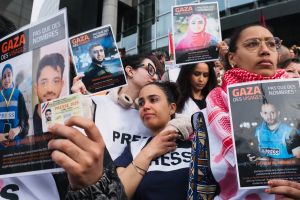 « Plus la démocratie s’effondre, plus les journalistes sont attaqués », s’alarme Dominique Pradalié, présidente de la Fédération internationale des journalistes