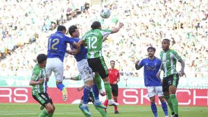 El Oviedo elige no pelear: goleada ante un Betis que se aprovechó de los errores azules