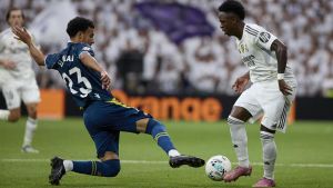 Vinícius avisa al Espanyol con un remate al palo