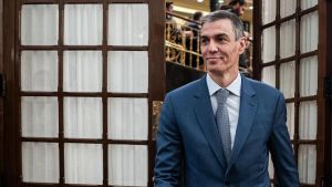 O con los regantes en defensa del Trasvase, o con Sánchez y su objetivo de cerrarlo