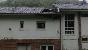 Educación tramitará por la vía de emergencia el proyecto para rehabilitar el tejado de la escuela de Bimeda, en Cangas, tras registrarse un hundimiento