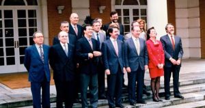 Las sombras de la 'era Aznar', 30 años después: de la guerra de Irak a la foto de la corrupción