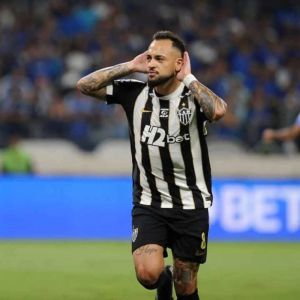 Favoritaço, de salto alto, tomou chocolate