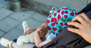 Lisa Magnusson: Hur vågar de lämna barnen till utarbetade halvslavar?