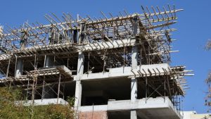 Αγορά κατοικίας: Διαρθρωτική υστέρηση προσφοράς, αυξημένο κόστος και πολλαπλές εστίες αβεβαιότητας