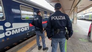 Finto finanziere fermato alla stazione con il bottino rubato a un'anziana