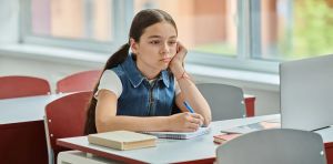 Évaluations scolaires : noter plus tôt, à quel prix ? Une étude pointe des effets sur la santé mentale des filles