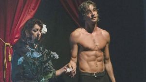 Un Amleto del XXI secolo al Volta: «Osserva la società senza vederla»
