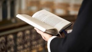 Hvad er me­nin­gen? Når Gud lader små børn dø af kræft, kan han umu­ligt være god