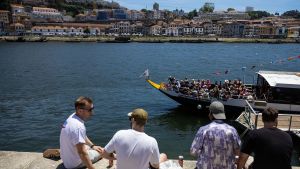 O barril manda, o turismo obedece