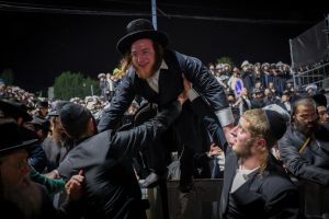 Haredi masses breach Meron, flouting wartime Lag B’Omer restrictions