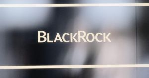 BlackRock no llama al timbre: así opera el gigante financiero que Ayuso quiere atraer en plena crisis de vivienda