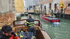 Venezia, tragedia all’alba a San Polo: 20enne trovato morto in acqua dai sommozzatori