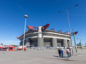 Anziani, indigenti e stranieri. San Siro, quartiere diviso a metà dove la convivenza è difficile