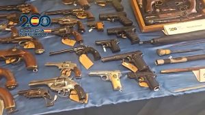 Un subfusil de guerra, pistolas camufladas en bastones y cerca de 9.000 cartuchos: gran golpe al tráfico de armas en Asturias con cinco detenidos en Gijón y Oviedo