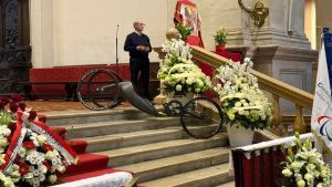 Padova abbraccia d’amore Alex Zanardi: chiesa gremita per l’ultimo saluto al campione