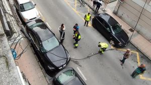 Susto en Langreo: cortada una céntrica calle de La Felguera al llevarse por delante un camión un tendido eléctrico