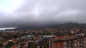 Maltempo, diluvio a Massa e Carrara: 100 millimetri in poche ore. La sindaca. “Evitate gli spostamenti” /