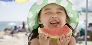 Comment transmettre à ses enfants de bonnes habitudes alimentaires et une saine image de leur corps ?