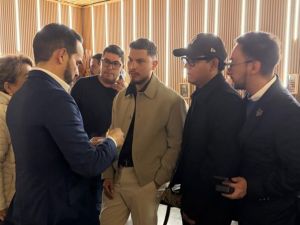 Petrouribismo: la nueva narrativa coordinada de Abelardo y su manada digital