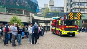 Feuerwehr Konstanz eilt zur Universität auf den Gießberg – dort ist der Alarm losgegangen