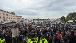 L'abbraccio ad Alex Zanardi da parte della gente comune sul sagrato di Santa Giustina