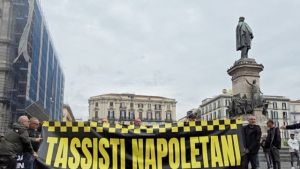 Corteo tassisti, momenti di tensione su corso Umberto I contro conducenti Ncc.