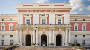 Napoli, infermiere del Cardarelli accoltellato nel parcheggio dell'ospedale: volevano rapinarlo