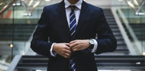Comment le leader mégalomane assoit‑il son emprise sur le groupe… et comment la perd‑il