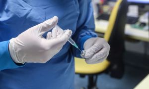 Služili s cepivom proti covidu-19, sedaj odpuščajo in zapirajo tovarne