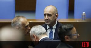 Радев може да падне в капана на собствената си сила