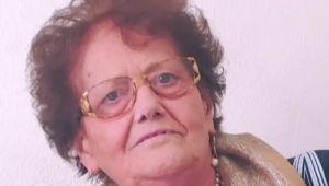 Intossicata nella casa in fiamme, Elena è morta per salvare i ricordi