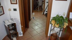 Garlasco, la ricostruzione alternativa: «Il killer si nascose in giardino e dopo il delitto si lavò in cucina»