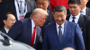China desafía a Trump y desobedece las sanciones impuestas contra Irán en vísperas de la visita del republicano