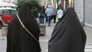 Ni hipocresía ni coherencia: el niqab y el Estado que regula sin proteger
