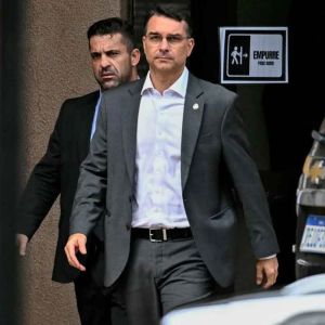 O soft power de Flávio Bolsonaro em busca dos votos voláteis do centro