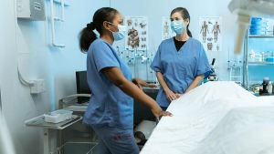 Un elenco degli infermieri stranieri per ridurre le carenze negli ospedali della Lombardia