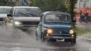 Maltempo forte a Prato: sale il livello dei fiumi, traffico in tilt