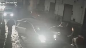 Nola, per sfuggire al tentativo di linciaggio travolge l'auto