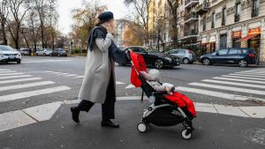 Rubano il cellulare a una mamma e lo sotterrano avvolto nella carta stagnola per non farlo geolocalizzare