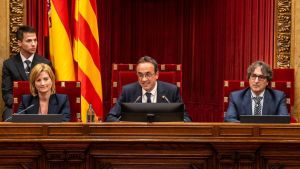 PSC, Junts y ERC ultiman una reforma de reglamento del Parlament para blindar las multas por discursos de odio